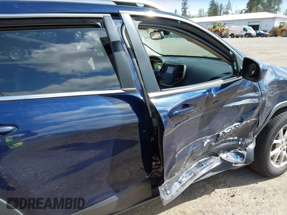 2015 Jeep Cherokee Latitude with VIN 1C4PJMCB0FW702535, listed as a IAAI auction lot 42149898 with 125,938 mi miles and . Bid and sale history available at carsss.com. Image 18.