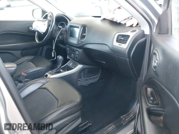 2019 Jeep Compass Altitude z VIN 3C4NJCBB7KT833187, wystawiony jako IAAI lot #41852079 z przebiegiem 73 949 mil mil oraz . Historia ofert i sprzedaży dostępna na DreamBid. Obrazek 5.