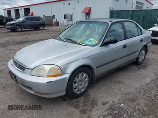 1998 Honda Civic DX z VIN 2HGEJ6525WH562868, wystawiony jako IAAI lot #42382885 z przebiegiem 222 789 mil mil oraz . Historia ofert i sprzedaży dostępna na DreamBid. Obrazek 2.
