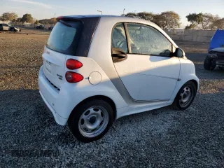 2015 Smart fortwo Passion z VIN WMEEJ9AA5FK839381, wystawiony jako Copart lot #43635495 z przebiegiem Nie podano mil oraz Tytuł czysty. Historia ofert i sprzedaży dostępna na DreamBid. Obrazek 3.