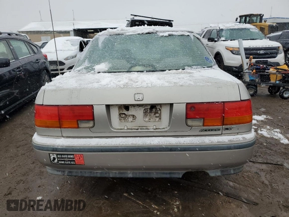1993 Honda Accord z VIN 1HGCB7658PA174195, wystawiony jako Copart lot #79963544 z przebiegiem 157 911 mil mil oraz Czysty tytuł • Clean title. Historia ofert i sprzedaży dostępna na DreamBid. Obrazek 6.