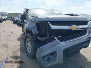 2018 Chevrolet Colorado 2WD Work Truck z VIN 1GCGSBEAXJ1294282, wystawiony jako IAAI lot #42041416 z przebiegiem 57 191 mil mil oraz . Historia ofert i sprzedaży dostępna na DreamBid. Obrazek 1.