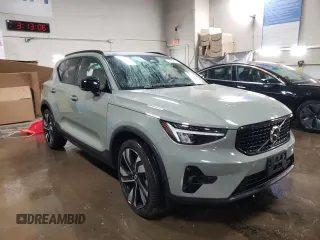 2023 Volvo XC40 Ultimate Dark Theme z VIN YV4L12UX9P2068547, wystawiony jako Copart lot #47006075 z przebiegiem 27 126 mil mil oraz Szkoda całkowita • Salvage title. Historia ofert i sprzedaży dostępna na DreamBid. Obrazek 4.