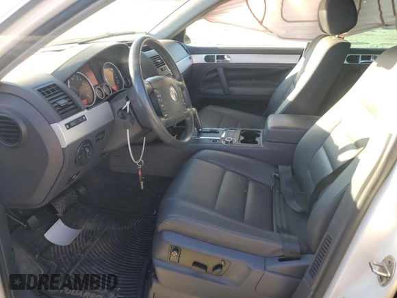 2009 Volkswagen Touareg VR6 z VIN WVGBE77L79D017480, wystawiony jako Copart lot #89344415 z przebiegiem 54 232 mil mil oraz Szkoda całkowita • Salvage title. Historia ofert i sprzedaży dostępna na DreamBid. Obrazek 7.