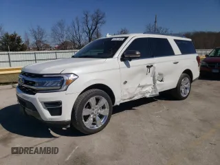 2023 Ford Expedition Max King Ranch z VIN 1FMJK1P88PEA52713, wystawiony jako Copart lot #47871825 z przebiegiem 7 494 mil mil oraz Czysty tytuł • Clean title. Historia ofert i sprzedaży dostępna na DreamBid. Obrazek 1.