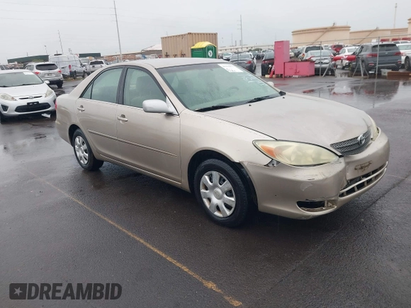 2002 Toyota Camry LE z VIN JTDBE32KX20022844, wystawiony jako IAAI lot #41392677 z przebiegiem 155 533 mil mil oraz . Historia ofert i sprzedaży dostępna na DreamBid. Obrazek 1.