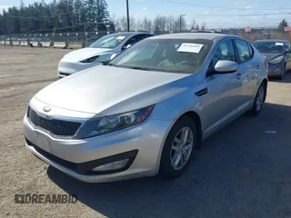 2013 Kia Optima LX z VIN KNAGM4A74D5371383, wystawiony jako IAAI lot #41756449 z przebiegiem 133 002 mil mil oraz . Historia ofert i sprzedaży dostępna na DreamBid. Obrazek 2.