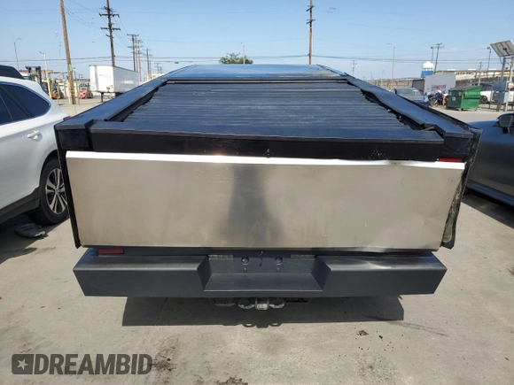2024 Tesla Cybertruck z VIN 7G2CEHED9RA047674, wystawiony jako Copart lot #61213915 z przebiegiem 1 323 mil mil oraz Szkoda całkowita • Salvage title. Historia ofert i sprzedaży dostępna na DreamBid. Obrazek 6.