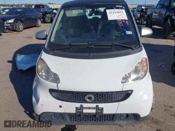 2015 Smart fortwo Passion z VIN WMEEJ3BA4FK788712, wystawiony jako IAAI lot #41219852 z przebiegiem 52 243 mil mil oraz . Historia ofert i sprzedaży dostępna na DreamBid. Obrazek 13.