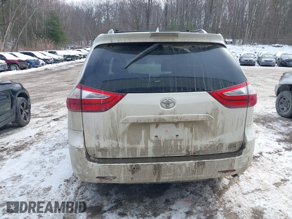 2018 Toyota Sienna XLE with VIN 5TDDZ3DC2JS191352, listed as a IAAI auction lot 41458248 with 143,664 mi miles. Bid and sale history available at carsss.com. Image 17.