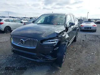 2023 Volvo XC90 Ultimate with VIN YV4062PAXP1904903, listed as a IAAI auction lot 41919402 with 32,000 mi miles. Bid and sale history available at carsss.com. Image 6.