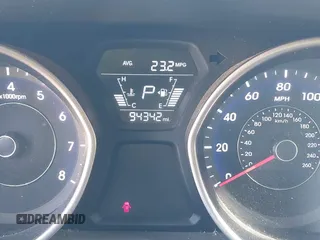 2015 Hyundai Elantra SE z VIN 5NPDH4AE7FH565322, wystawiony jako IAAI lot #42300061 z przebiegiem 94 342 mil mil oraz . Historia ofert i sprzedaży dostępna na DreamBid. Obrazek 7.