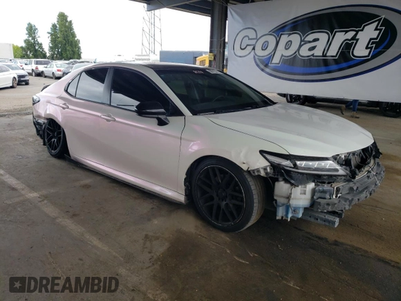 2018 Toyota Camry LE z VIN JTNB11HK8J3025709, wystawiony jako Copart lot #56763315 z przebiegiem 157 941 mil mil oraz Szkoda całkowita • Salvage title. Historia ofert i sprzedaży dostępna na DreamBid. Obrazek 4.