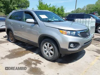 2013 Kia Sorento LX z VIN 5XYKT3A68DG348357, wystawiony jako IAAI lot #42238088 z przebiegiem 111 369 mil mil oraz . Historia ofert i sprzedaży dostępna na DreamBid. Obrazek 1.