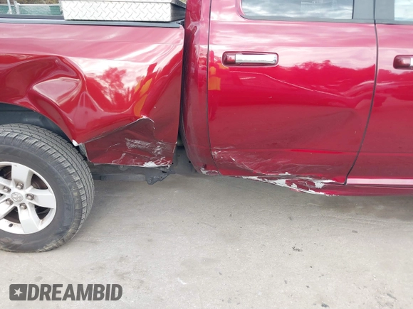 2017 Ram 1500 SLT z VIN 1C6RR6GG8HS747159, wystawiony jako IAAI lot #40783594 z przebiegiem 184 719 mil mil oraz . Historia ofert i sprzedaży dostępna na DreamBid. Obrazek 6.