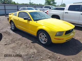 2005 Ford Mustang Deluxe z VIN 1ZVFT80N555227333, wystawiony jako IAAI lot #42605202 z przebiegiem 176 366 mil mil oraz . Historia ofert i sprzedaży dostępna na DreamBid. Obrazek 1.