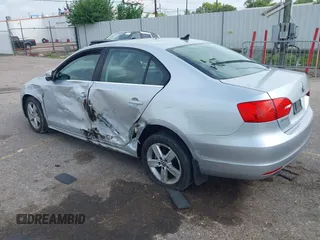 2013 Volkswagen Jetta TDI w/Premium/Nav с VIN 3VWLL7AJ9DM203506, выставлен на аукционе IAAI как лот 42682513 с пробегом 137 614 миль миль и . История ставок и продаж доступна на DreamBid. Изображение 3.