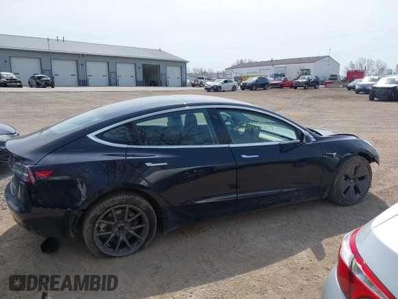 2018 Tesla Model 3 Long Range Battery z VIN 5YJ3E1EB2JF103096, wystawiony jako IAAI lot #42016324 z przebiegiem 143 247 mil mil oraz . Historia ofert i sprzedaży dostępna na DreamBid. Obrazek 14.