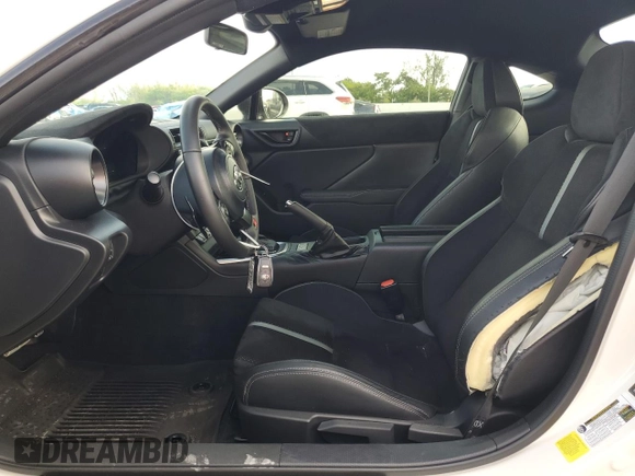2023 Toyota 86 Premium z VIN JF1ZNBF13P8764107, wystawiony jako Copart lot #60854725 z przebiegiem 4 990 mil mil oraz Czysty tytuł • Clean title. Historia ofert i sprzedaży dostępna na DreamBid. Obrazek 7.