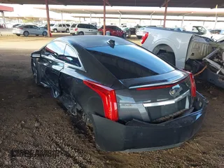 2014 Cadillac ELR z VIN 1G6RR1E41EU601063, wystawiony jako IAAI lot #41637001 z przebiegiem 123 394 mil mil oraz . Historia ofert i sprzedaży dostępna na DreamBid. Obrazek 3.