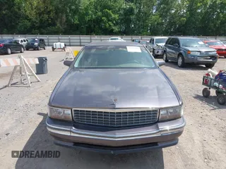 1995 Cadillac DeVille z VIN 1G6KD52B0SU272958, wystawiony jako IAAI lot #42514096 z przebiegiem 89 030 mil mil oraz . Historia ofert i sprzedaży dostępna na DreamBid. Obrazek 6.