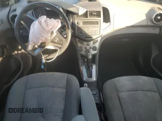 2015 Chevrolet Sonic LS z VIN 1G1JA5SH9F4117264, wystawiony jako Copart lot #42215585 z przebiegiem 55 869 mil mil oraz Szkoda całkowita • Salvage title. Historia ofert i sprzedaży dostępna na DreamBid. Obrazek 8.