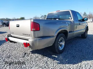 2000 Chevrolet S-10 LS with VIN 1GCCS1953Y8230205, listed as a IAAI auction lot 41291801 with 97,197 mi miles. Bid and sale history available at carsss.com. Image 4.