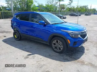 2024 Kia Seltos S z VIN KNDEU2AA1R7615223, wystawiony jako IAAI lot #42351224 z przebiegiem 27 375 mil mil oraz . Historia ofert i sprzedaży dostępna na DreamBid. Obrazek 1.