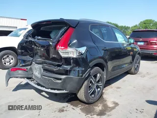 2025 Volvo XC40 Core Bright Theme z VIN YV4L12UJ1S2557593, wystawiony jako IAAI lot #42013569 z przebiegiem 1779 mil mil oraz . Historia ofert i sprzedaży dostępna na DreamBid. Obrazek 4.