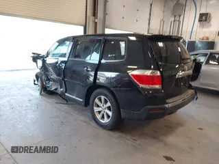 2011 Toyota Highlander z VIN 5TDBK3EH5BS072184, wystawiony jako IAAI lot #41549319 z przebiegiem 133 428 mil mil oraz . Historia ofert i sprzedaży dostępna na DreamBid. Obrazek 3.