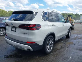 2024 BMW X5 xDrive40i z VIN 5UX23EU05R9S29952, wystawiony jako IAAI lot #42177371 z przebiegiem 26 832 mil mil oraz . Historia ofert i sprzedaży dostępna na DreamBid. Obrazek 4.