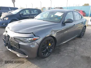 2019 Alfa Romeo Giulia z VIN ZARFAMAN2K7622544, wystawiony jako IAAI lot #41600030 z przebiegiem 37 045 mil mil oraz . Historia ofert i sprzedaży dostępna na DreamBid. Obrazek 2.