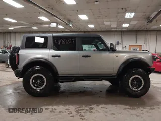 2023 Ford Bronco z VIN 1FMEE5DP2PLB55066, wystawiony jako IAAI lot #41981227 z przebiegiem 16 137 mil mil oraz . Historia ofert i sprzedaży dostępna na DreamBid. Obrazek 13.