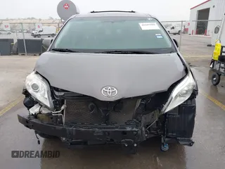 2017 Toyota Sienna XLE Auto Access Seat with VIN 5TDYZ3DC8HS776058, listed as a IAAI auction lot 41945909 with 138,899 mi miles. Bid and sale history available at carsss.com. Image 13.