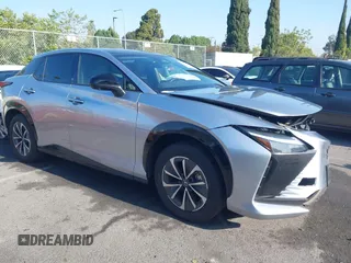 2024 Lexus RZ 300e Premium z VIN JTJABABBXRA003009, wystawiony jako IAAI lot #42297557 z przebiegiem 10 092 mil mil oraz . Historia ofert i sprzedaży dostępna na DreamBid. Obrazek 1.