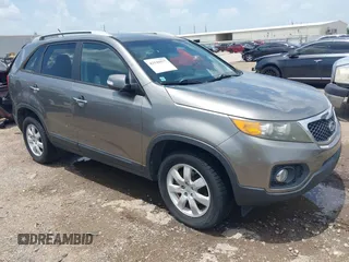 2011 Kia Sorento LX z VIN 5XYKT3A13BG172805, wystawiony jako IAAI lot #42539577 z przebiegiem 124 942 mil mil oraz . Historia ofert i sprzedaży dostępna na DreamBid. Obrazek 1.