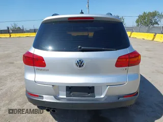 2017 Volkswagen Tiguan S z VIN WVGAV7AX5HK016877, wystawiony jako IAAI lot #42174845 z przebiegiem 99 334 mil mil oraz . Historia ofert i sprzedaży dostępna na DreamBid. Obrazek 16.