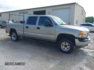 2002 GMC Sierra 2500HD SLE z VIN 1GTHC23G32F248838, wystawiony jako IAAI lot #42445749 z przebiegiem 247 026 mil mil oraz . Historia ofert i sprzedaży dostępna na DreamBid. Obrazek 1.