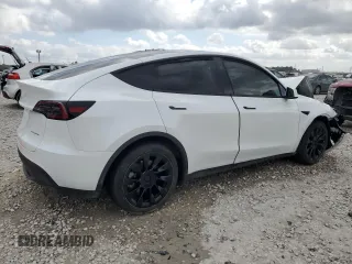 2024 Tesla Model Y Long Range with VIN 7SAYGDEE1RA234401, listed as a Copart auction lot 44199495 with 17,900 mi miles and Clean Title. Bid and sale history available at DreamBid. Image 3.