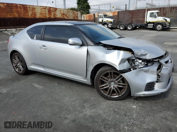 2013 Scion tC z VIN JTKJF5C70D3045008, wystawiony jako Copart lot #58628614 z przebiegiem 130 739 mil mil oraz Szkody całkowita. Historia ofert i sprzedaży dostępna na DreamBid. Obrazek 4.