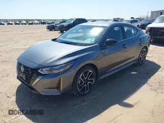 2025 Nissan Sentra SR z VIN 3N1AB8DV8SY309598, wystawiony jako IAAI lot #42460527 z przebiegiem 3 690 mil mil oraz . Historia ofert i sprzedaży dostępna na DreamBid. Obrazek 2.