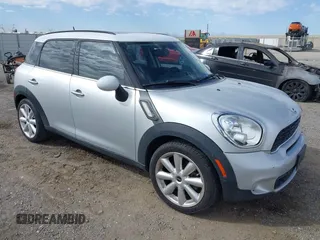 2013 MINI Countryman S z VIN WMWZC3C58DWP23103, wystawiony jako IAAI lot #41706581 z przebiegiem 111 288 mil mil oraz . Historia ofert i sprzedaży dostępna na DreamBid. Obrazek 1.