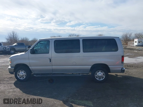 2010 Ford Econoline Passenger XL z VIN 1FBNE3BL8ADA65211, wystawiony jako IAAI lot #41659231 z przebiegiem 173 471 mil mil oraz . Historia ofert i sprzedaży dostępna na DreamBid. Obrazek 14.