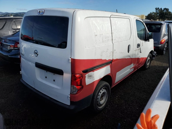 2015 Nissan NV200 S z VIN 3N6CM0KN0FK700948, wystawiony jako Copart lot #41622715 z przebiegiem 222 537 mil mil oraz Szkoda całkowita • Salvage title. Historia ofert i sprzedaży dostępna na DreamBid. Obrazek 3.