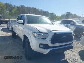 2021 Toyota Tacoma SR5 z VIN 3TYDZ5BN7MT003983, wystawiony jako IAAI lot #42052633 z przebiegiem 60 390 mil mil oraz . Historia ofert i sprzedaży dostępna na DreamBid. Obrazek 1.