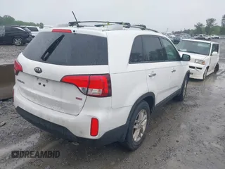 2014 Kia Sorento LX with VIN 5XYKT4A70EG489682, listed as a IAAI auction lot 42088723 with 180,471 mi miles and . Bid and sale history available at carsss.com. Image 4.
