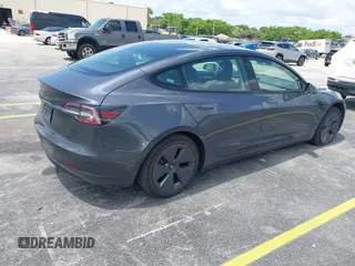 2023 Tesla Model 3 z VIN 5YJ3E1EA3PF435158, wystawiony jako IAAI lot #42356031 z przebiegiem 41 408 mil mil oraz . Historia ofert i sprzedaży dostępna na DreamBid. Obrazek 4.