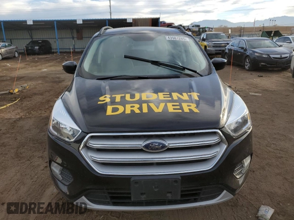 2018 Ford Escape SE z VIN 1FMCU9GDXJUD21466, wystawiony jako Copart lot #46266395 z przebiegiem Nie podano mil oraz Szkoda całkowita • Salvage title. Historia ofert i sprzedaży dostępna na DreamBid. Obrazek 5.