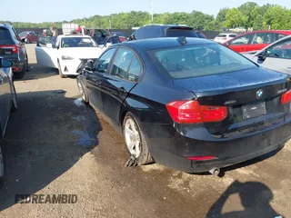 2013 BMW 3 Series 320i xDrive z VIN WBA3C3C53DF979221, wystawiony jako IAAI lot #42577544 z przebiegiem 97 135 mil mil oraz . Historia ofert i sprzedaży dostępna na DreamBid. Obrazek 3.