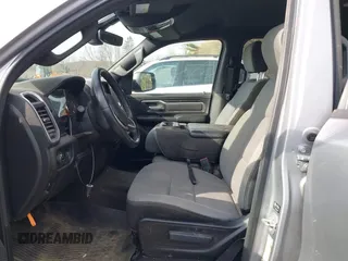 2023 Ram 1500 Big Horn с VIN 1C6RRFFG3PN690013, выставлен на аукционе IAAI как лот 42007736 с пробегом 37 021 миль миль и . История ставок и продаж доступна на DreamBid. Изображение 5.